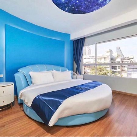 Sapphire Hotel Silom Bangkok Kültér fotó A bedroom at the hotel