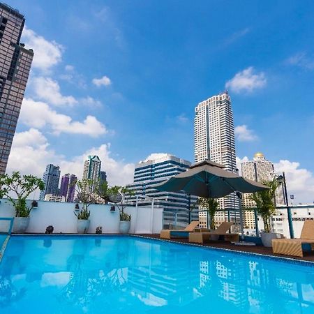 Sapphire Hotel Silom Bangkok Kültér fotó The pool at the rooftop of the hotel