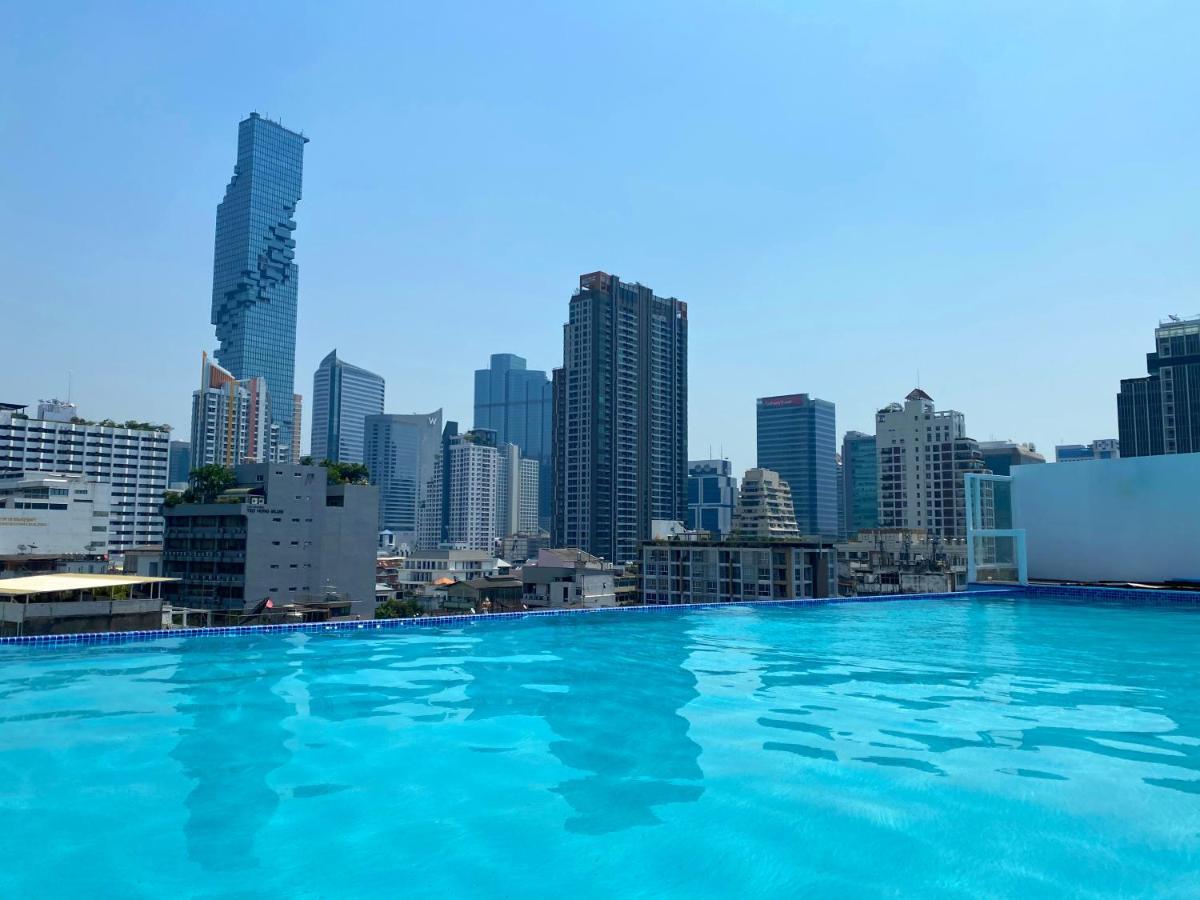 Sapphire Hotel Silom Bangkok Kültér fotó View of the city from the rooftop pool