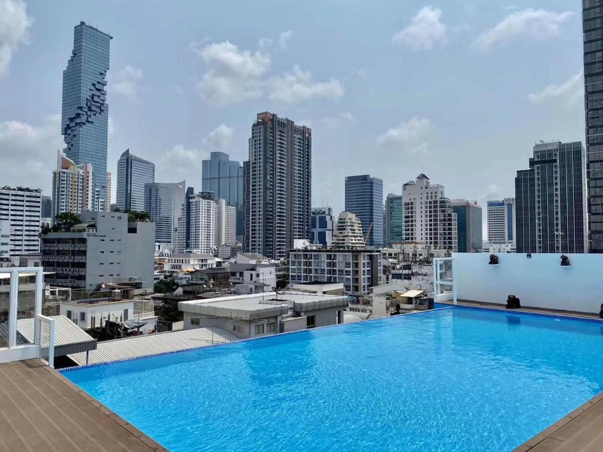 Sapphire Hotel Silom Bangkok Kültér fotó View of the city from the rooftop pool