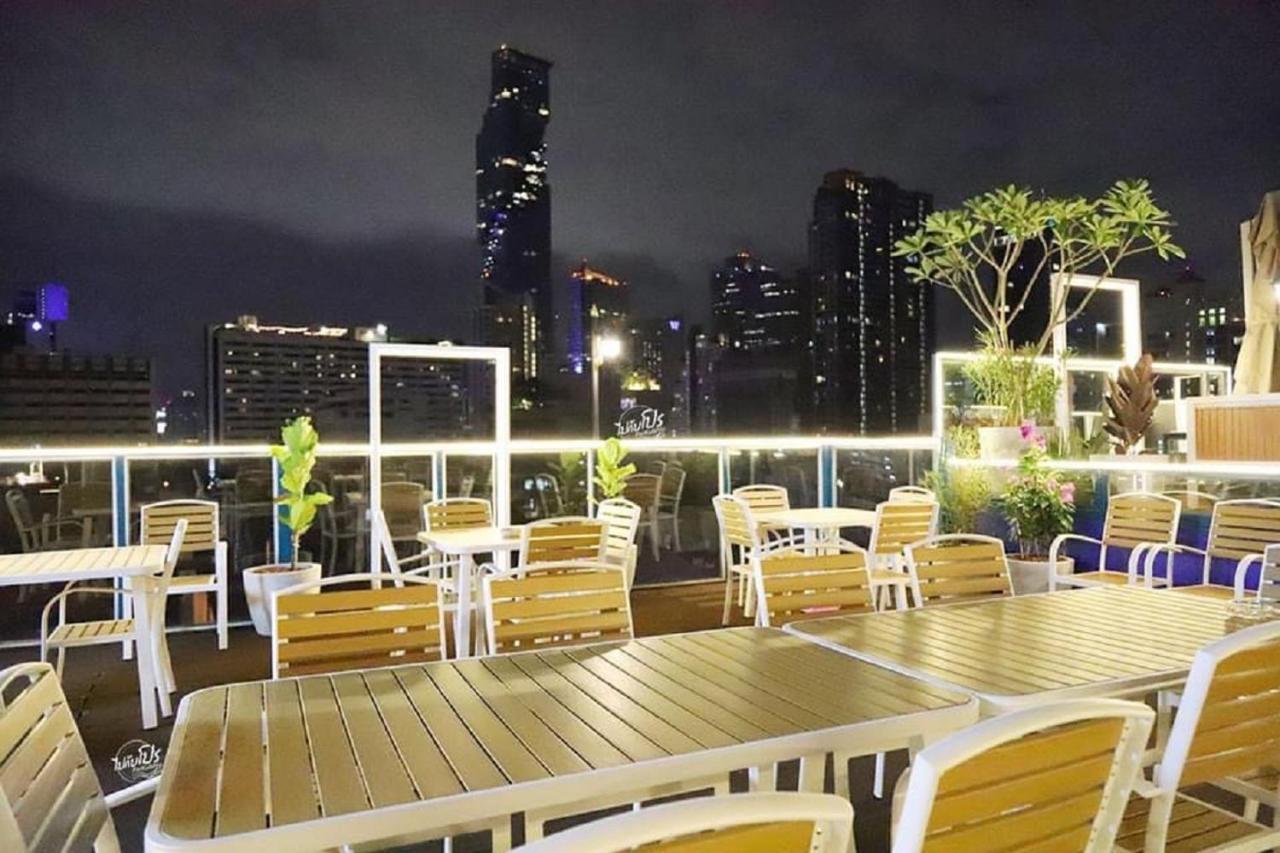 Sapphire Hotel Silom Bangkok Kültér fotó Rooftop bar at the hotel