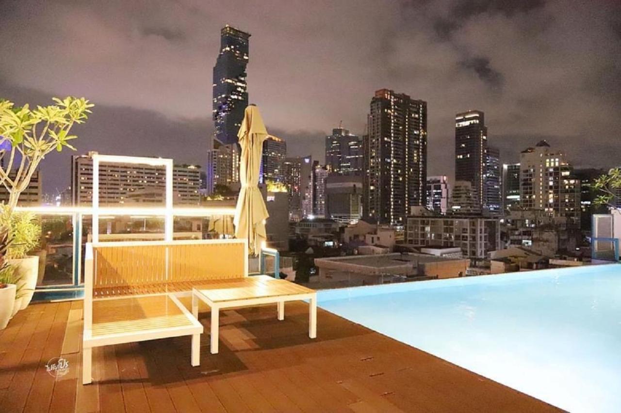 Sapphire Hotel Silom Bangkok Kültér fotó The rooftop pool at the hotel