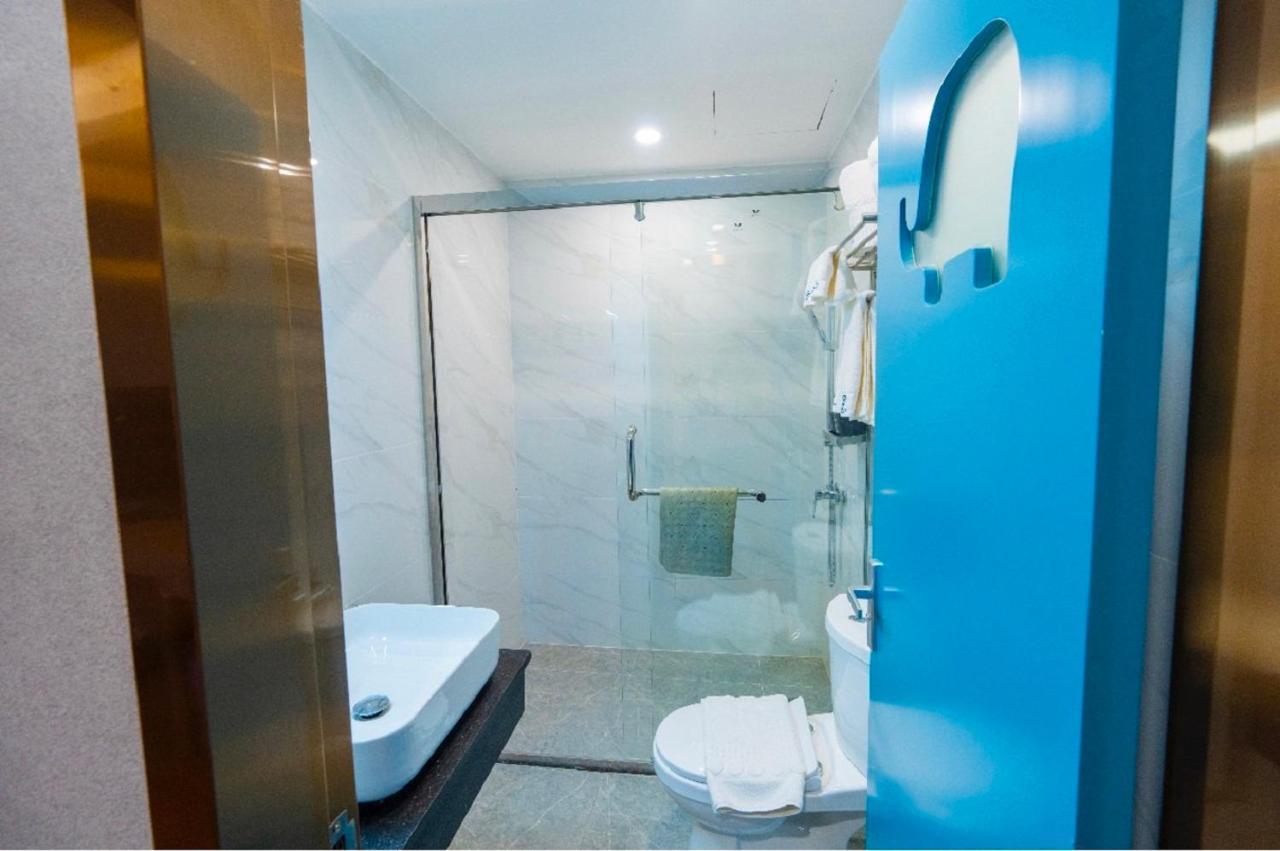 Sapphire Hotel Silom Bangkok Kültér fotó A shower cubicle in a hotel bathroom