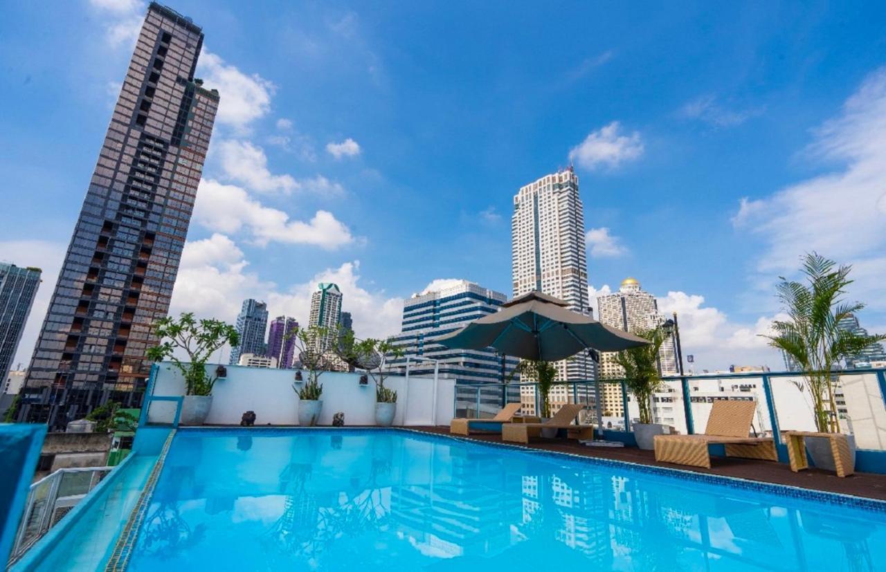Sapphire Hotel Silom Bangkok Kültér fotó The pool at the rooftop of the hotel