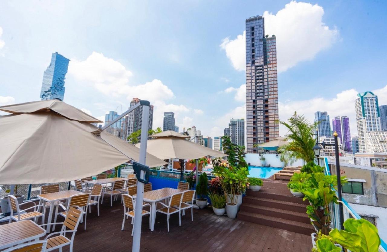Sapphire Hotel Silom Bangkok Kültér fotó Rooftop pool at the hotel