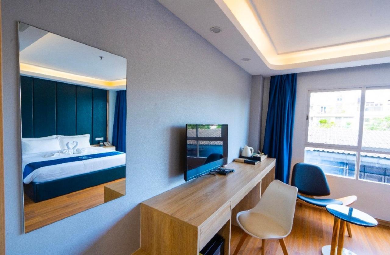Sapphire Hotel Silom Bangkok Kültér fotó Deluxe Room