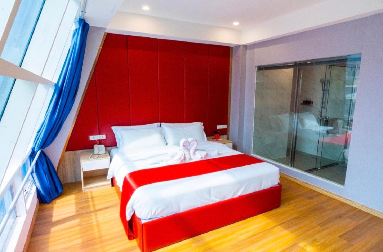 Sapphire Hotel Silom Bangkok Kültér fotó A bedroom at the hotel
