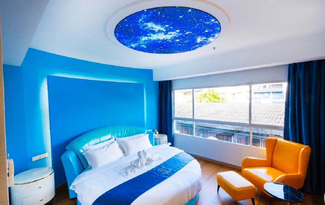 Sapphire Hotel Silom Bangkok Kültér fotó A room at the hotel