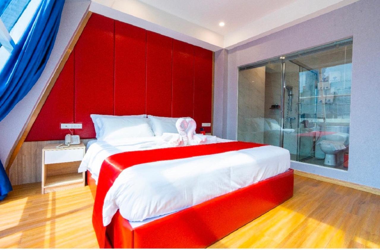 Sapphire Hotel Silom Bangkok Kültér fotó A room at the hotel