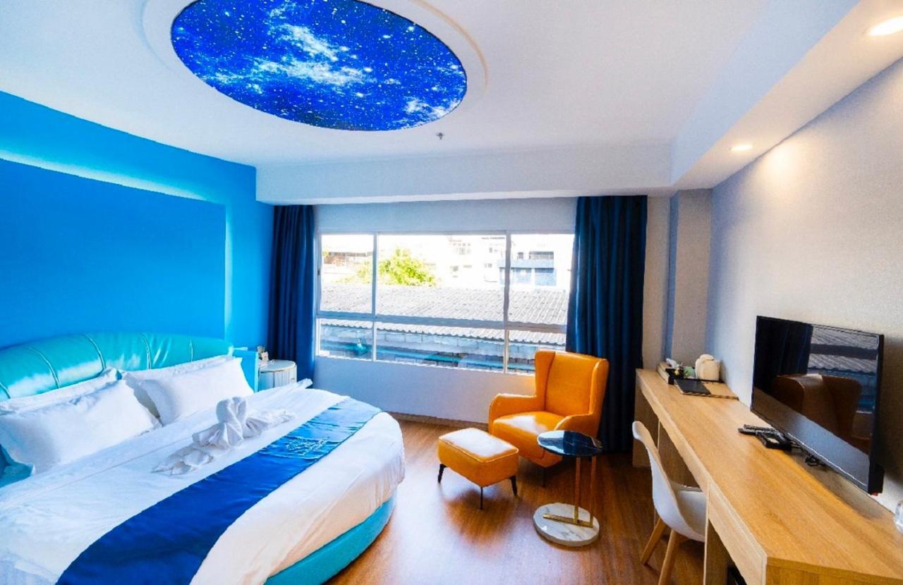 Sapphire Hotel Silom Bangkok Kültér fotó A room at the hotel