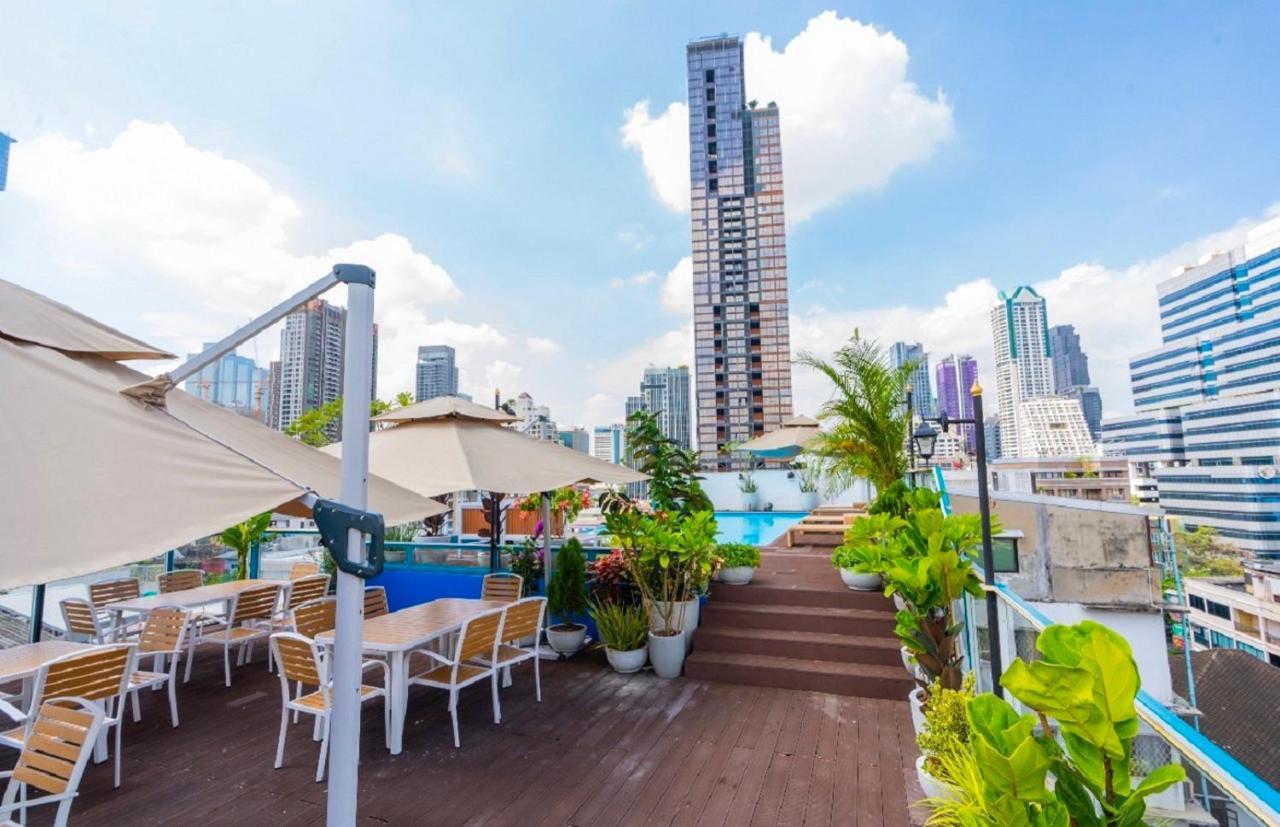 Sapphire Hotel Silom Bangkok Kültér fotó Rooftop pool at the hotel