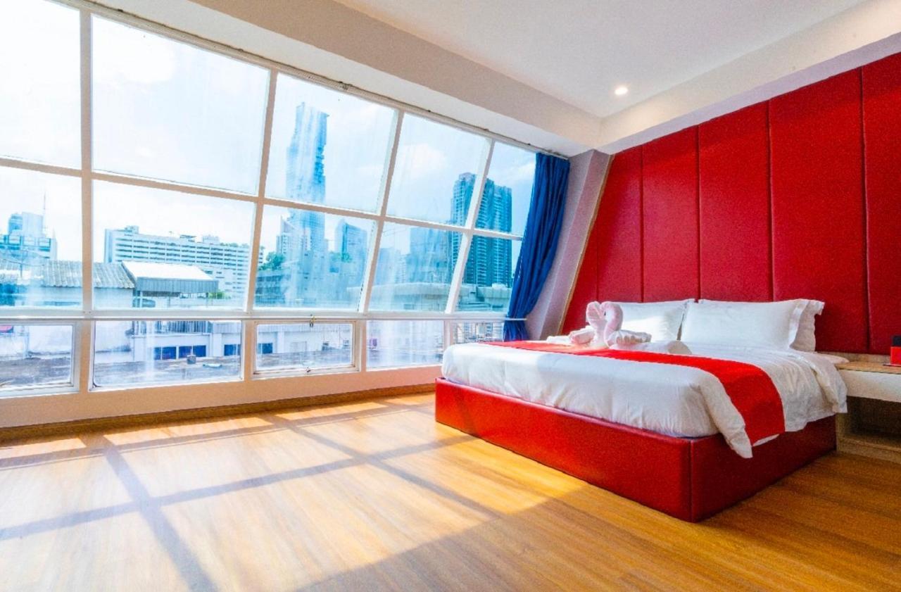 Sapphire Hotel Silom Bangkok Kültér fotó A bedroom at the hotel