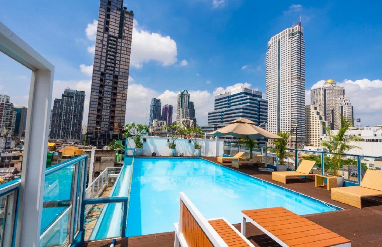 Sapphire Hotel Silom Bangkok Kültér fotó Rooftop pool at the hotel