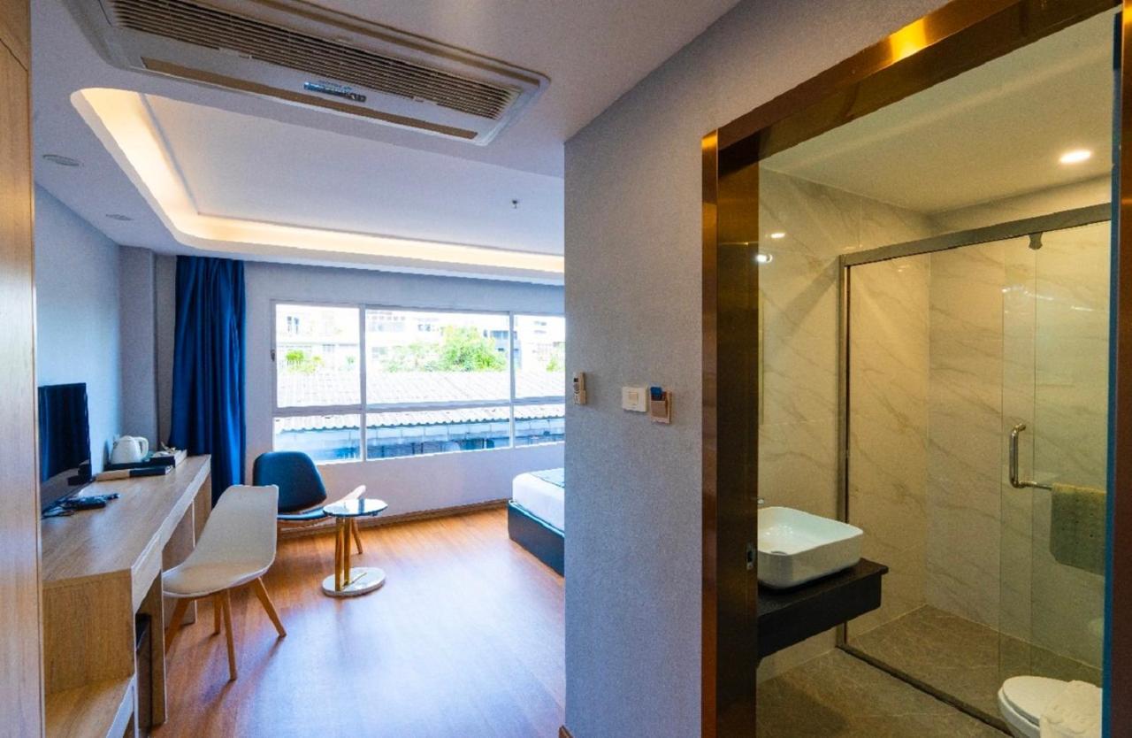 Sapphire Hotel Silom Bangkok Kültér fotó A room at the hotel
