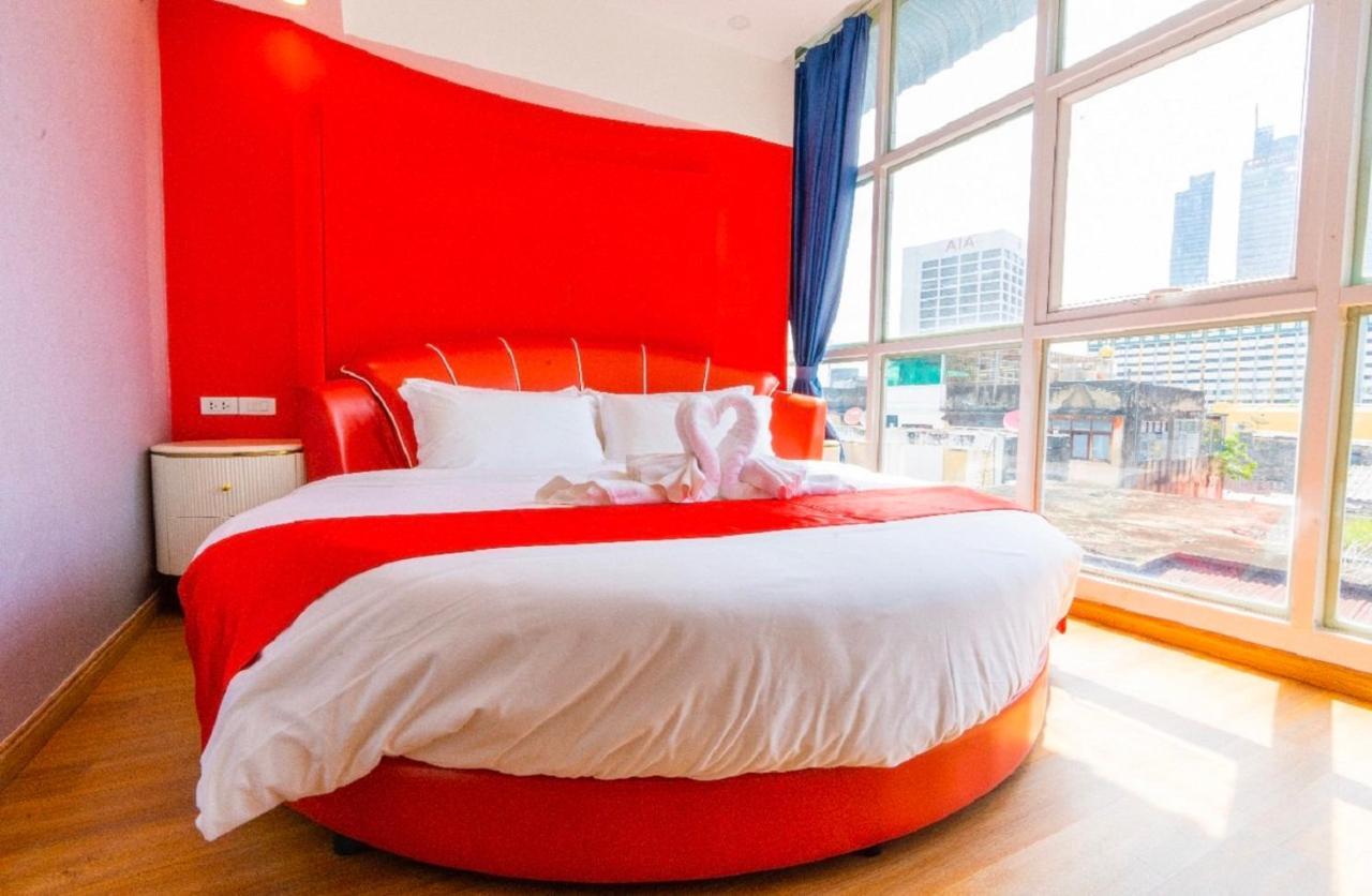 Sapphire Hotel Silom Bangkok Kültér fotó A room at the hotel