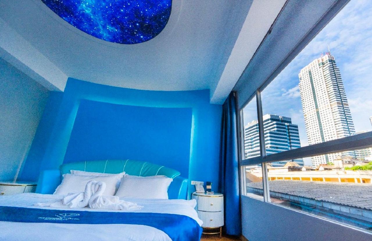 Sapphire Hotel Silom Bangkok Kültér fotó A room at the hotel
