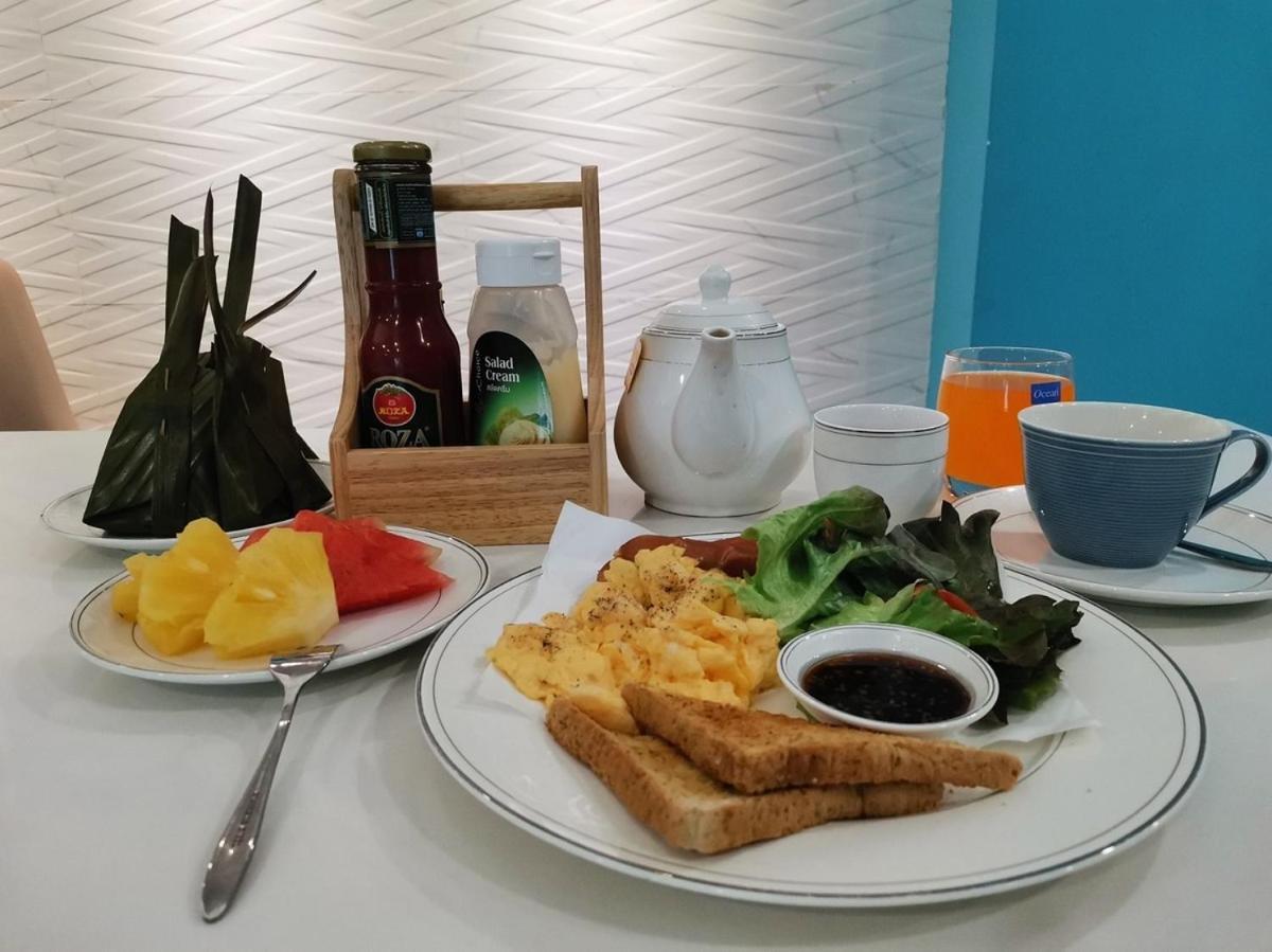 Sapphire Hotel Silom Bangkok Kültér fotó A breakfast set at a restaurant in Malaysia