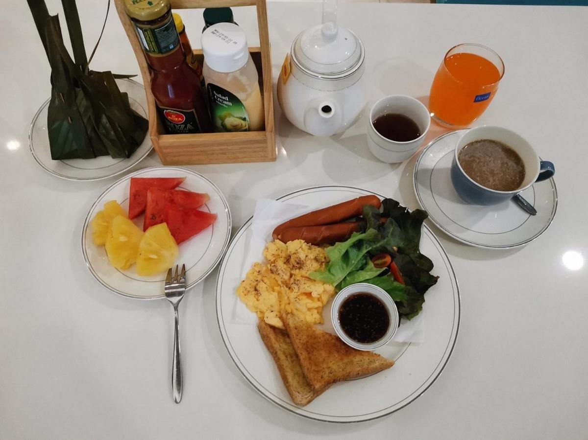 Sapphire Hotel Silom Bangkok Kültér fotó A breakfast set at a hotel in Jakarta, Indonesia