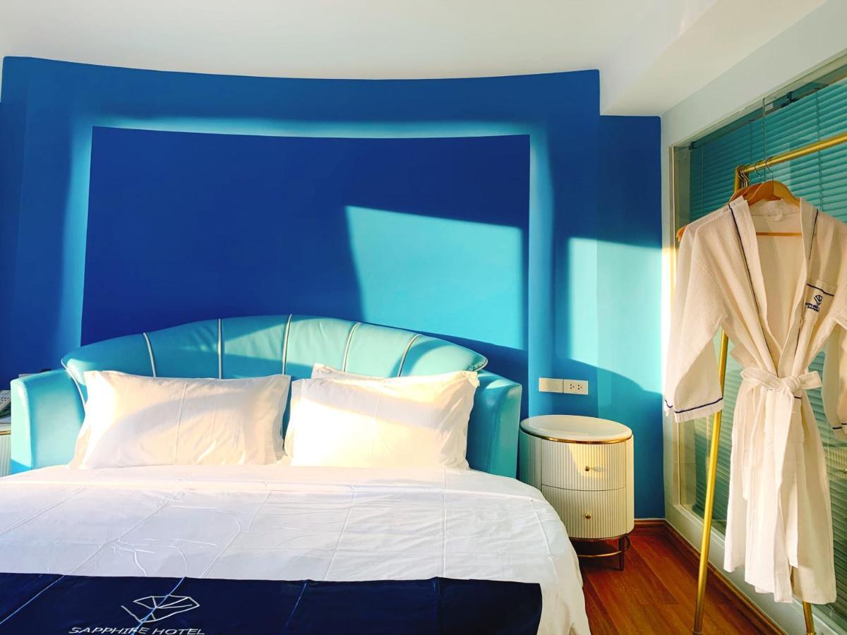 Sapphire Hotel Silom Bangkok Kültér fotó A bathrobe hanging on a hanger