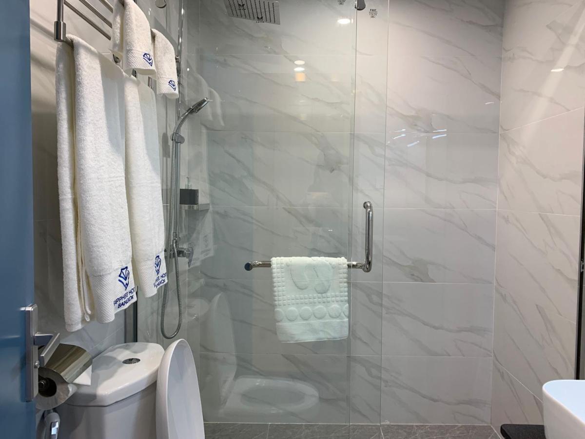 Sapphire Hotel Silom Bangkok Kültér fotó A shower with a sliding door