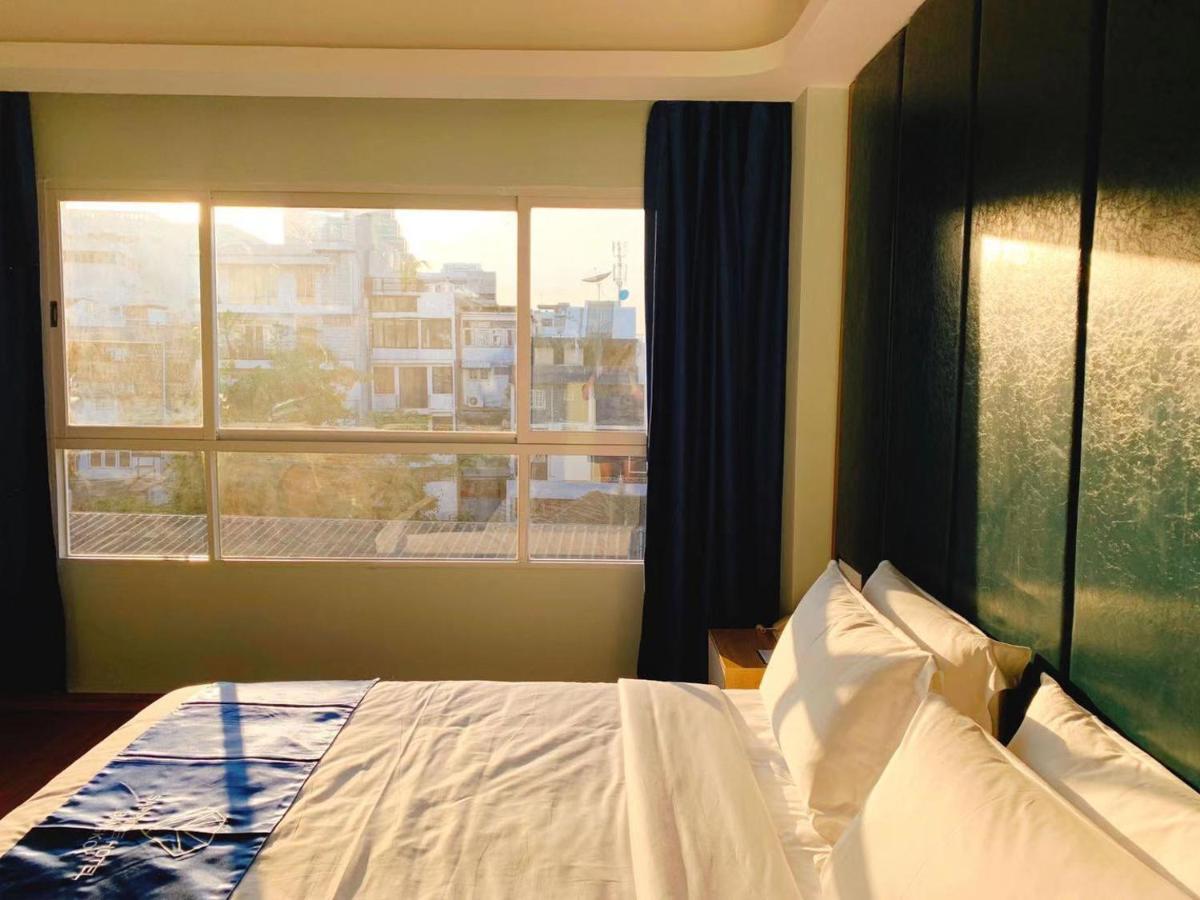 Sapphire Hotel Silom Bangkok Kültér fotó A room at the hotel