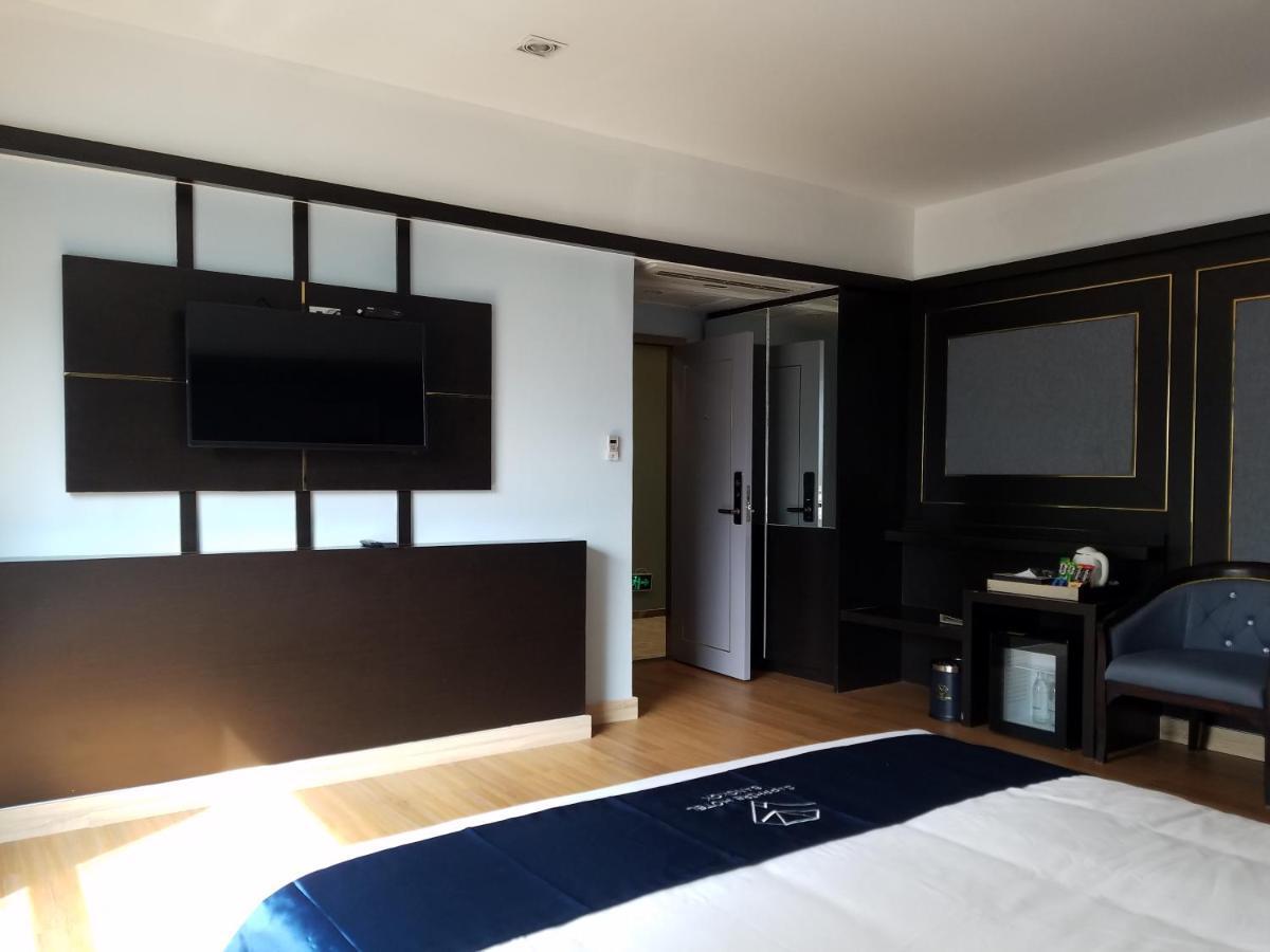 Sapphire Hotel Silom Bangkok Kültér fotó A room at the hotel