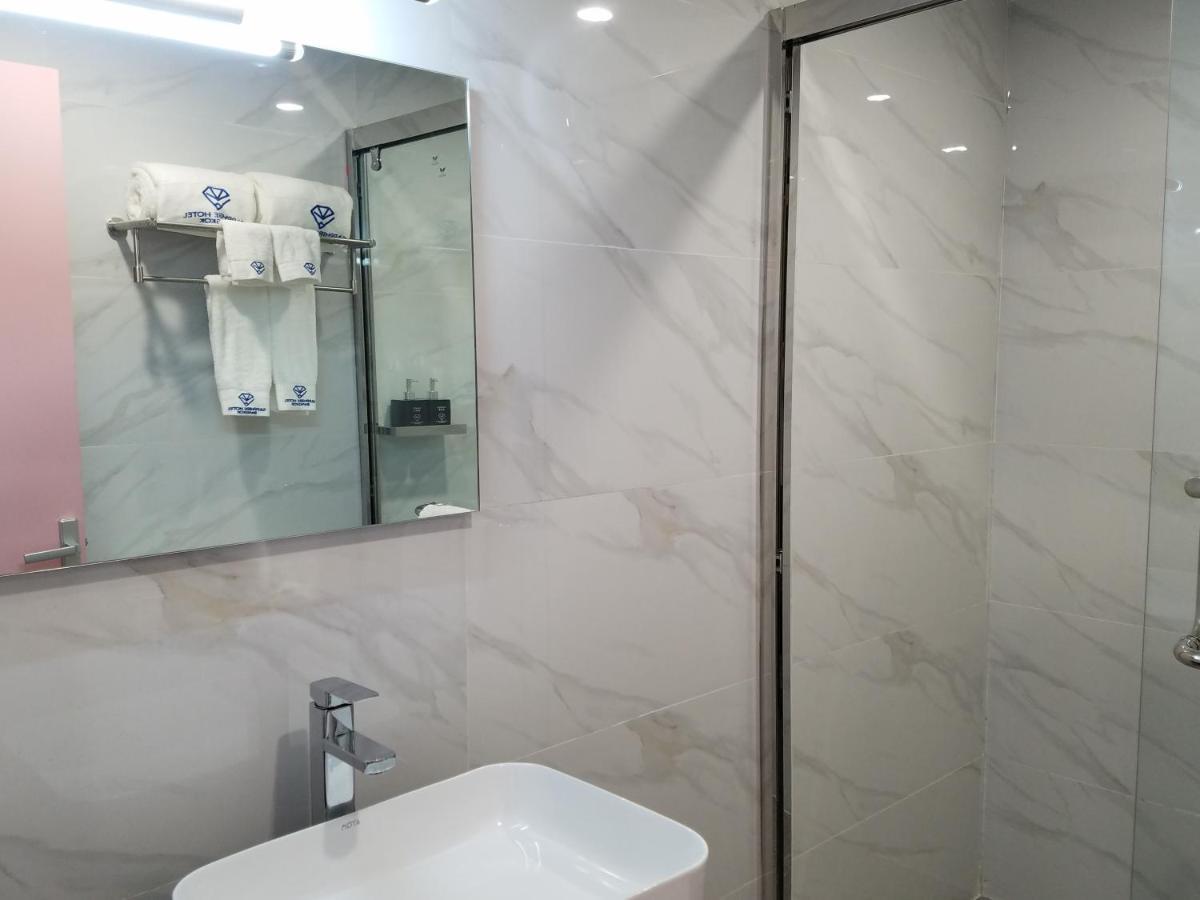 Sapphire Hotel Silom Bangkok Kültér fotó Bathroom